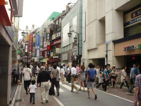 吉祥寺南口駅前の商店街・・・バス通りなので気をつけて